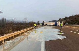 Cam yüklü tır devrildi; 1 yaralı