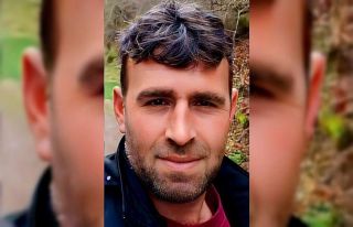 Çamura saplanan traktörün tekerinden fırlayan...