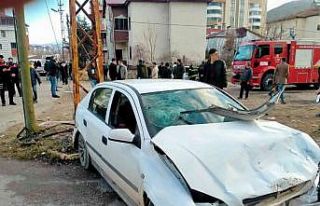 Çarpmanın etkisiyle savrulan otomobil anne ve oğlunu...