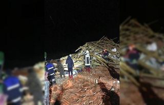 Çatısı çöken ahırda 30’a yakın küçükbaş...