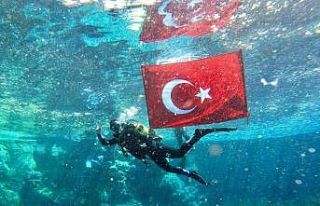 Çiftelerde suyun altında açılan Türk Bayrağı...