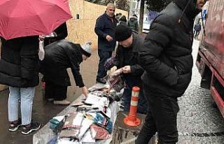 Çiseleyen yağmur altında 10 liralık kazak izdihamı