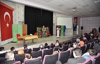 Çocuklar aileleriyle birlikte tiyatro keyfi yaşadı