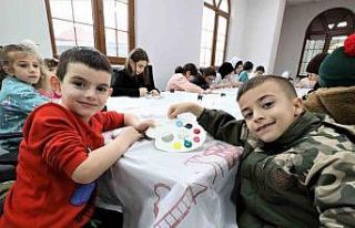 Çocuklar atölyelerde hem eğleniyor hem öğreniyor