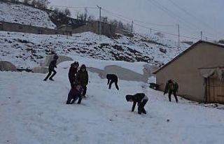Çocuklar karın keyfini kartopu oynayarak çıkardı