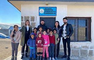 Çocukları sevindirmek için köy köy geziyorlar