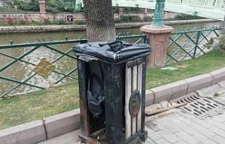 Çöp kutuları vandalların hedefi olmaktan kurtulamıyor