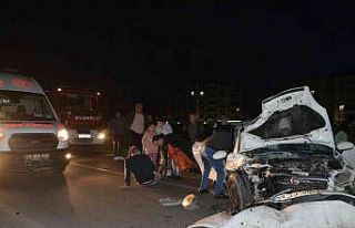 Çorlu’da iki otomobil kafa kafaya çarpıştı:...