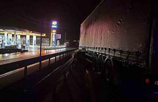 D100’de bariyerlere çarpan tırın sürücüsü...