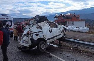 D100’de takla atan panelvan araç bariyerlere çarptı:...