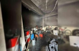 Depoda çıkan yangın itfaiye ekipleri tarafından...