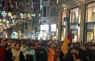 Derbiyi kazanan Galatasaray taraftarları Taksim Meydanı’nda...
