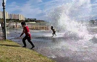 Dev dalgalar sahilde gezenleri böyle ıslattı