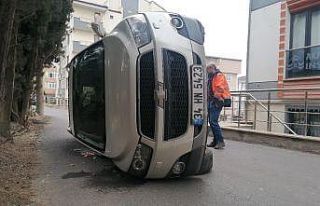 Devrilen otomobilin içinden burnu bile kanamadan...