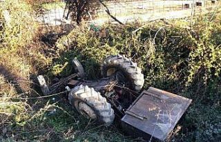 Devrilen traktörün altında kalan sürücü hayatını...