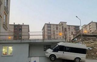 Direksiyon hakimiyetini kaybeden minibüs balkona...