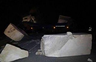 Domates yüklü tır, mermer yüklü tırla çarpıştı...