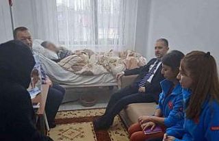 Dr. Yılmaz yaşlıların hayır duasını alıyor