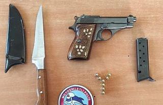 Durdurulan araçlarda birçok silah, mühimmat ve...