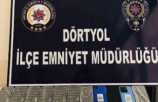 Durdurulan şahsın üzerinden 16 adet kaçak cep...