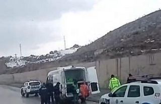 Düzensiz göçmenleri taşıyan araç kaza yaptı:...