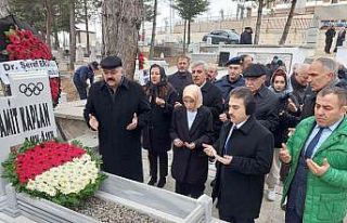 Efsane güreşçi Hamit Kaplan, mezarı başında...