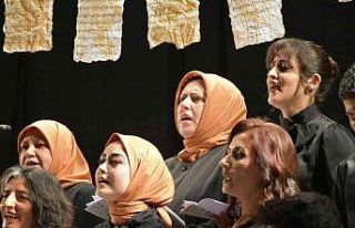 Eğitimlerini tamamlayan Türk sanat müziği korosu...