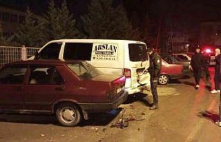 Ehliyetsiz alkollü şahıs, park halindeki 3 araca...