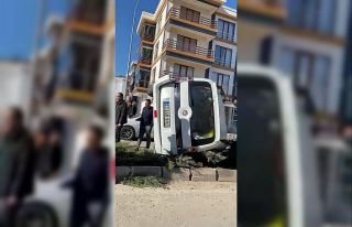 Elazığ’da hafif ticari araç yan yattı: 1 yaralı