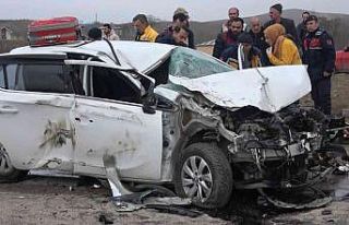 Elazığ’da otomobil kamyona çarptı: 2 yaralı