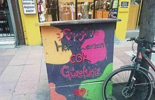 Elektrik kutusunun üstündeki pozitif mesaj