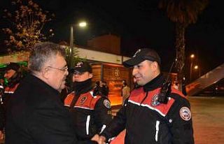 Emniyet müdürü sokağa indi, ekipleri tek tek denetledi