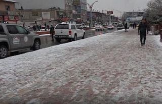 Erciş’te beklenen kar yağışı başladı