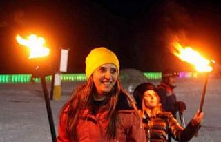 Erciyes’te turistler yeni yıla meşalelerle kayarak...