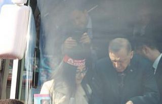 Erdoğan kitabını imzaladı, genç kız gözyaşlarına...