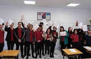 Erzincan’da öğrenciler karne heyecanını sazlı...