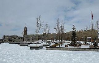 Erzurum’da beklenen kar yağdı, tarihi alanlar...