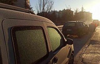 Eskişehir’de soğuyan hava kırağıyı beraberinde...