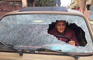 Evden çıkarmak istediği gelininin ağabeyi otomobile...