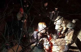 Eyüpsultan’da kanalizasyon çukuruna düşen kişiyi...