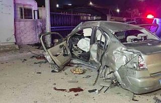 Fabrikanın duvarına çarpan otomobilin sürücüsü...