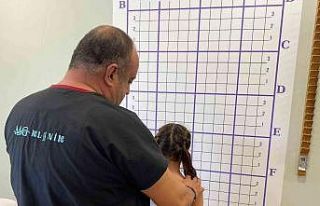 Fedakar doktordan öğrencilere ilginç karne hediyesi