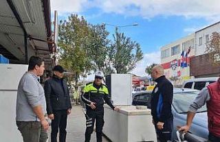 Fethiye’de kaldırım ve yolları işgal eden esnaflar...