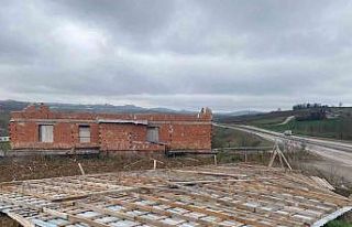 Fırtına etkili oldu çatı uçtu