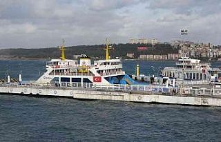 Fırtına nedeniyle Çanakkale-Eceabat hattındaki...