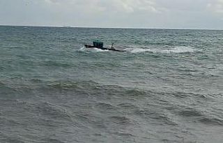 Fırtınada denize açılan teknenin dalgalarla mücadelesi...