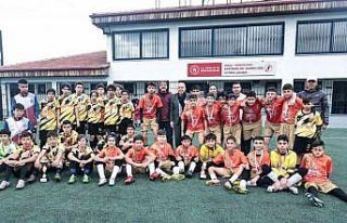 Futbol turnuvasında dereye giren okullar ödüllendirildi