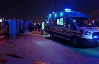 Gaziantep’te otomobille çarpışan işçi servisi...