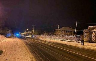 Gece yarısı sokakta kartopu oynadılar