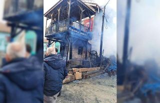 Gediz’deki yangında traktör, otomobil ve samanlık...